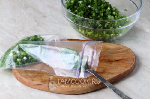 Как лучше упаковывать зеленый лук перед хранением в холодильнике