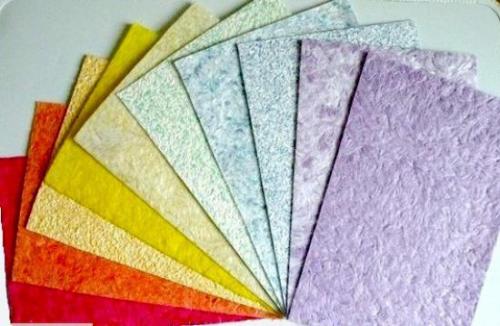 Жидкие обои в деревянном доме. Что представляет собой материал?