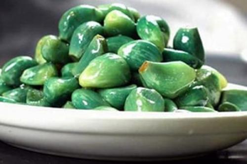 Можно ли есть синий чеснок. Профессионалы открыли секрет, почему синеет чеснок при мариновании и можно ли его есть?