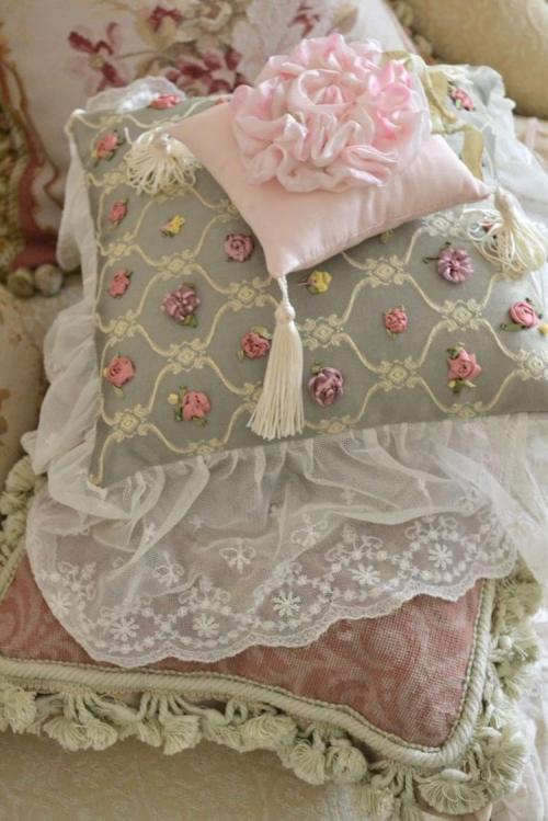 Большие подушки на диван своими руками. Как сшить подушку на диван своими руками