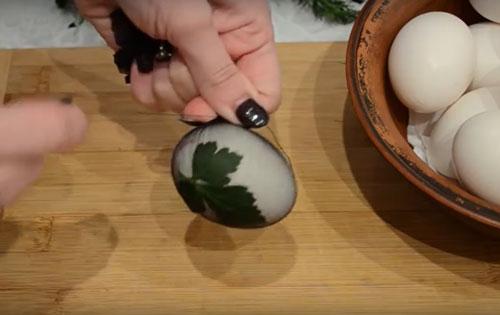 Необычные способы покраски яиц. Красим яйца на Пасху: оригинальные идеи