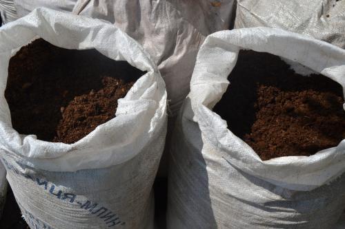 Как использовать сухой конский навоз. Виды навоза