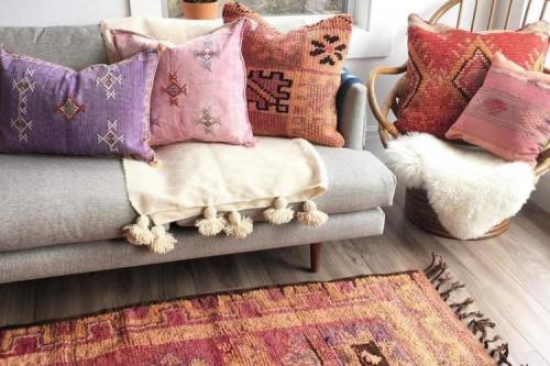 Какие цвета и узоры можно найти на восточных подушках для дивана. Декоративные подушки в разных стилях