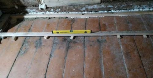 Как выровнять пол с уклоном. Выравнивание деревянного пола: 6 способов исправить кривое положение