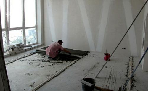 Как выровнять пол цементом. Как выровнять бетонный пол в квартире