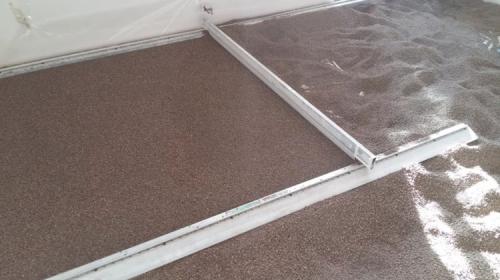 Чем выровнять пол 2 см. Самый дешевый способ выравнивания пола