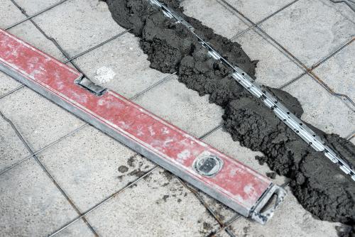 5 способов выровнять пол под отделку в квартире или доме. Как измерить уровень пола? 01