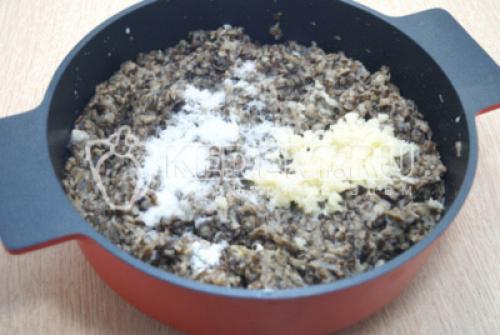 Икра грибная с чесноком. Грибная икра из опят с чесноком на зиму 09