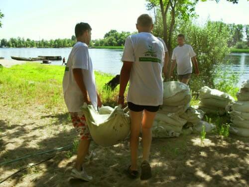 Укрытие из рогоза. Создание песчаного пляжа на берегу