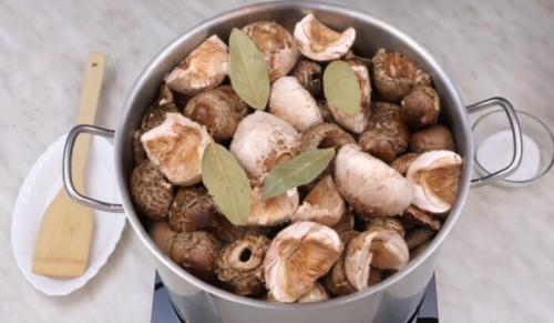 Можно ли использовать готовые вареные грибы для приготовления икры. Грибная икра на зиму из вареных грибов. Самый вкусный рецепт с чесноком и помидорами