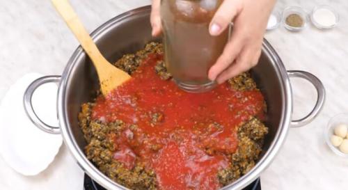 Можно ли использовать готовые вареные грибы для приготовления икры. Грибная икра на зиму из вареных грибов. Самый вкусный рецепт с чесноком и помидорами