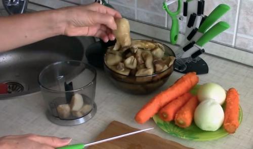 Как долго хранится икра из соленых грибов