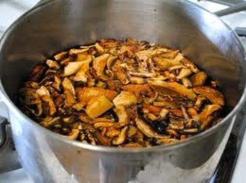 Какие ингредиенты используются для приготовления грибной икры из соленых грибов