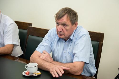 Какие факторы могут повлиять на выживание хвойных деревьев в сибирской зимы