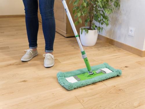 Как использовать песок для выравнивания деревянного пола 05