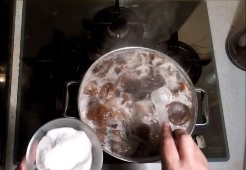 Грибная икра с луком и морковью. Самая вкусная грибная икра с чесноком и луком на зиму из варёных грибов 11