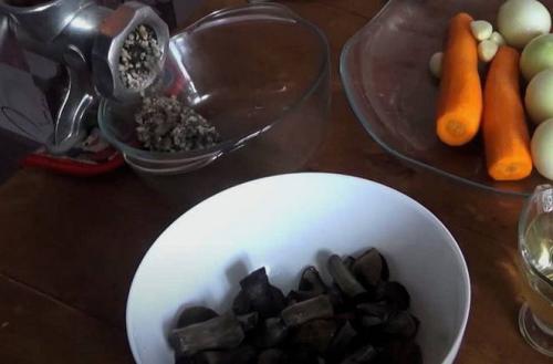 Грибная икра на зиму с уксусом. Грибная икра из вареных грибов с помидорами и чесноком