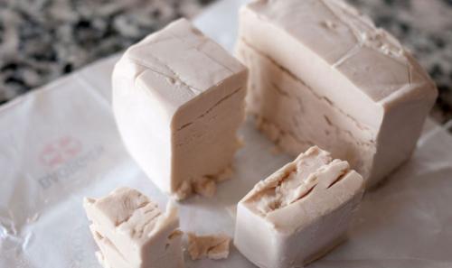 Чтобы комнатные цветы росли быстрее. Чем полить комнатные цветы для роста: химические и народные удобрения