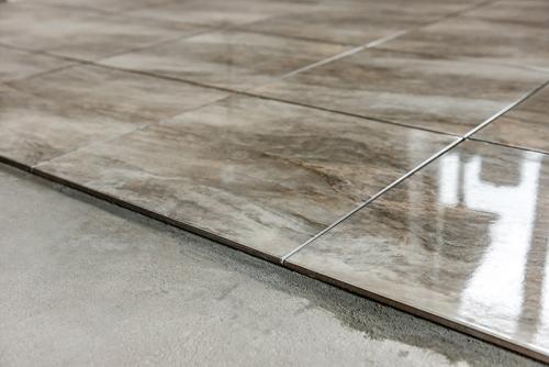 Как выбрать подходящий раствор для укладки плитки в ванной деревянном доме