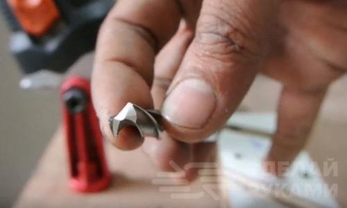 Как использовать приспособление для заточки сверл